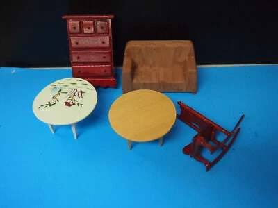 LOTE DE MUEBLES VINTAGE PARA CASA DE MUÑECAS TOCADORES Y MESA Y SOFÁ Foto 1 de 3