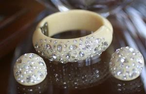 Vintage WEISS DUROPLAST CLAMPER ARMBAND GEFÜLLT MIT STEINEN & PASSENDEN OHRRINGEN - Bild 1 von 10