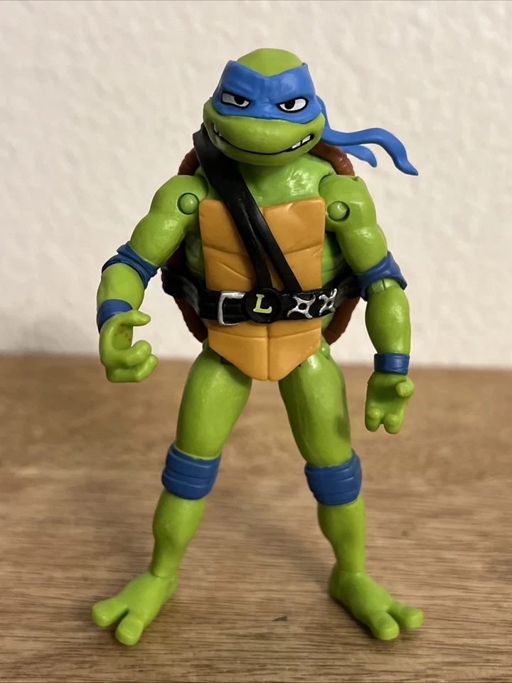 Figura de acción de juguete Teenage Mutant Ninja Turtles Mutant Mayhem Leonardo 4,5" Foto 1 de 4
