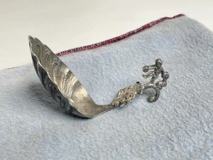 Antica statuina cucchiaino da tè in argento sterling olandese del 1800 .833 Repousse - Foto 1 di 9