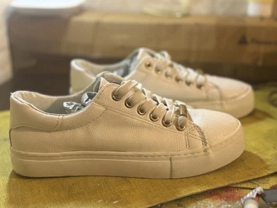 Zapatillas con cordones con ribete de metal con aspecto de cuero blanco Foto 1 de 4