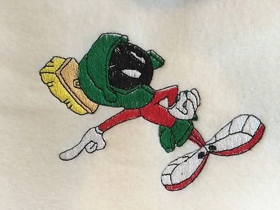 Manta polar bebé bordada personalizada con Marvin el marciano Foto 1 de 2