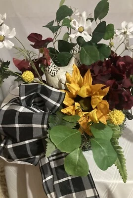 El majestuoso gallo blanco y rojo con cosmos blanco y girasol amarillo Foto 1 de 4