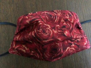 Rosas rojas - Mascarilla dorada. 100% Quilters Algodón. Tallas para niños, adolescentes y adultos. - Imagen 1 de 2