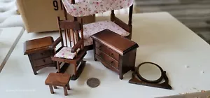 Mobile camera da letto mini letto a baldacchino sedia a dondolo comò specchio casa delle bambole ragazze - Foto 1 di 12