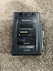 SONY WALKMAN WM-F2068 RADIO LETTORE CASSETTE comandi bicolore - metà funzionante - Foto 1 di 7
