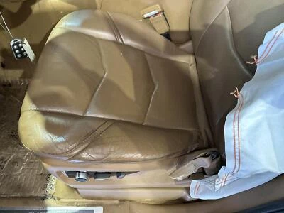 CUBO ASIENTO DELANTERO IZQUIERDO CADILLAC ESCALADE ESV CUERO ELÉCTRICO CON ASISTENCIA DE MANTENIMIENTO DE CARRIL Foto 1 de 4