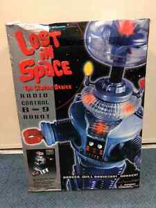 Trendmasters Lost In Space Radio Control B9 Robot