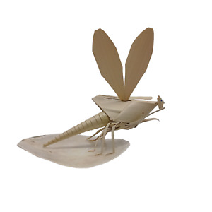 Figurine d'art insecte libellule fabriquée à la main marron feuille de sucre palmier sur coquille de mer