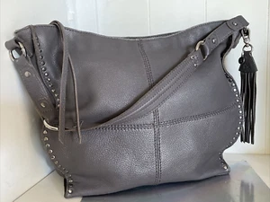 Cartera de hombro hobo con tachuelas de cuero suave gris The Sak Silverlake - Imagen 1 de 12
