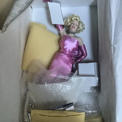 Muñecas Franklin Mint Heirloom Marilyn Monroe en vestido rosa con soporte y caja Foto 1 de 4