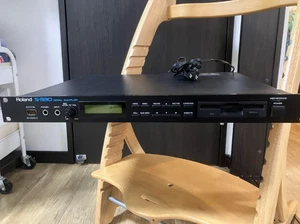 Roland S-330 DIGITAL SAMPLER good condition - Picture 1 of 3