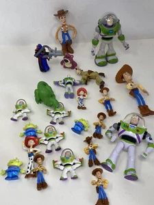 Lotto 23 pezzi figure miste Toy Story Buzz- Woody Buzz Aliens Jesse Bullseye 1,5”-6” - Foto 1 di 8