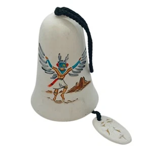 Campana de cerámica colgante Kachina pintada a mano firmada por nativos 6" - Imagen 1 de 8