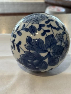 Bola/orbe de porcelana azul cobalto y blanco, esfera decorativa con diseño floral, 4" Foto 1 de 4