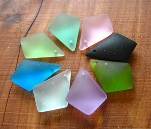 FARBE AUSWÄHLEN 4 Stck. 28mm x 20mm Diamant Form Meer Glas Anhänger Perle mattiert recycelt - Bild 1 von 37
