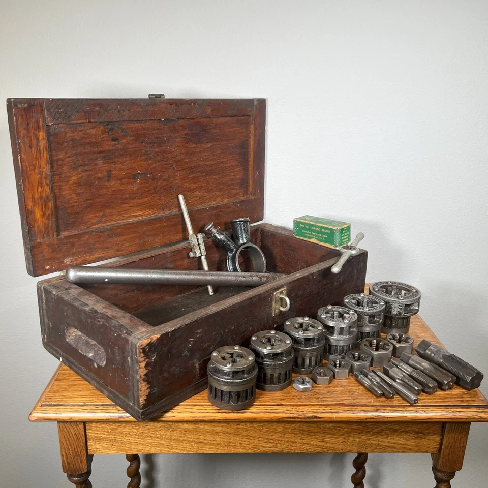 Juegos de grifos y troqueles para roscar tuberías y varillas en caja de herramientas de madera ~ maquinista vintage Foto 1 de 4
