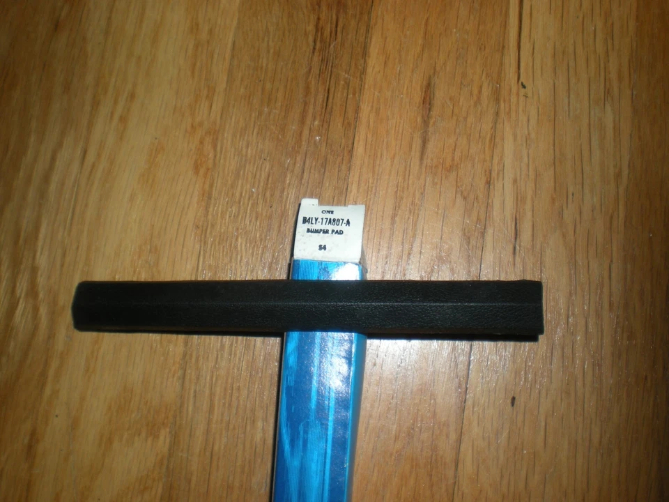 Almohadilla protectora de parachoques trasero Lincoln Mark IV 1974 1975 D4LY-17A807-A como nueva de Lote Antiguo Foto 1 de 2