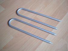 2 Metall-Bügel - Heringe - Erdnägel - zur Sicherung unserer Fußballtore NEU !