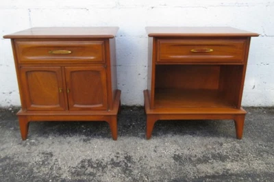 Mesitas de noche modernas de mediados de siglo un par 6222 Foto 1 de 4