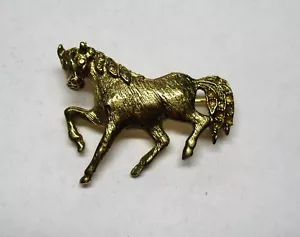 Broche de caballo rampante chapado en oro - Imagen 1 de 2
