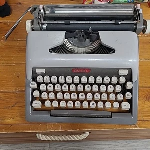 Vintage Royal Portable Typewriter Futura 800 As Is Untested  - Picture 1 of 11