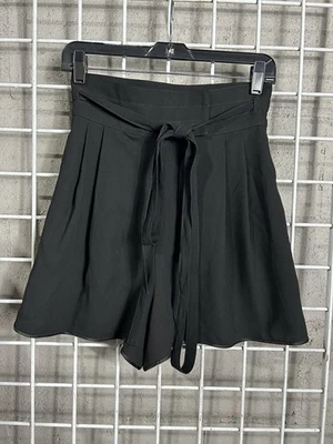 Pantalones cortos plisados Marc Jacobs para mujer talla 0 negros con correa bolsa de papel Foto 1 de 4