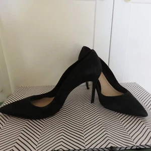 Schutz Lou schwarzer klassischer Wildleder-Pump Stilettoabsatz 7,5 Damen - Bild 1 von 9