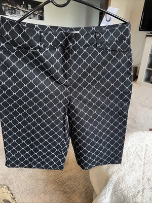 Bermuda perfeita White House Black Market tamanho 6 - Imagem 1 de 4