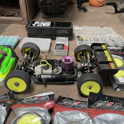 Buggy todoterreno Team Losi Racing 8IGHT-X Nitro 1/8 4x4 kit completo de carrera y afinación Foto 1 de 4