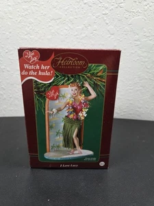 Carlton Cards Collezione Cimelio Hula Dancer "I Love Lucy" Ornamento Episodio 88 - Foto 1 di 5
