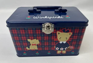 Scatola di latta vintage Sanrio Winkipinki metallo 1996 cane scozzese a quadri porta pranzo - Foto 1 di 11