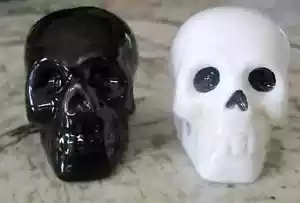 Mini salero y pimentero calaveras blancas y negras 1,1/2" T NUEVO - Imagen 1 de 4