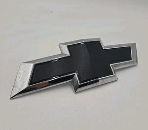 Grill Emblem 2018-2020 Chevy Silverado OEM 84133575 Genuine Chevrolet - Picture 1 of 6