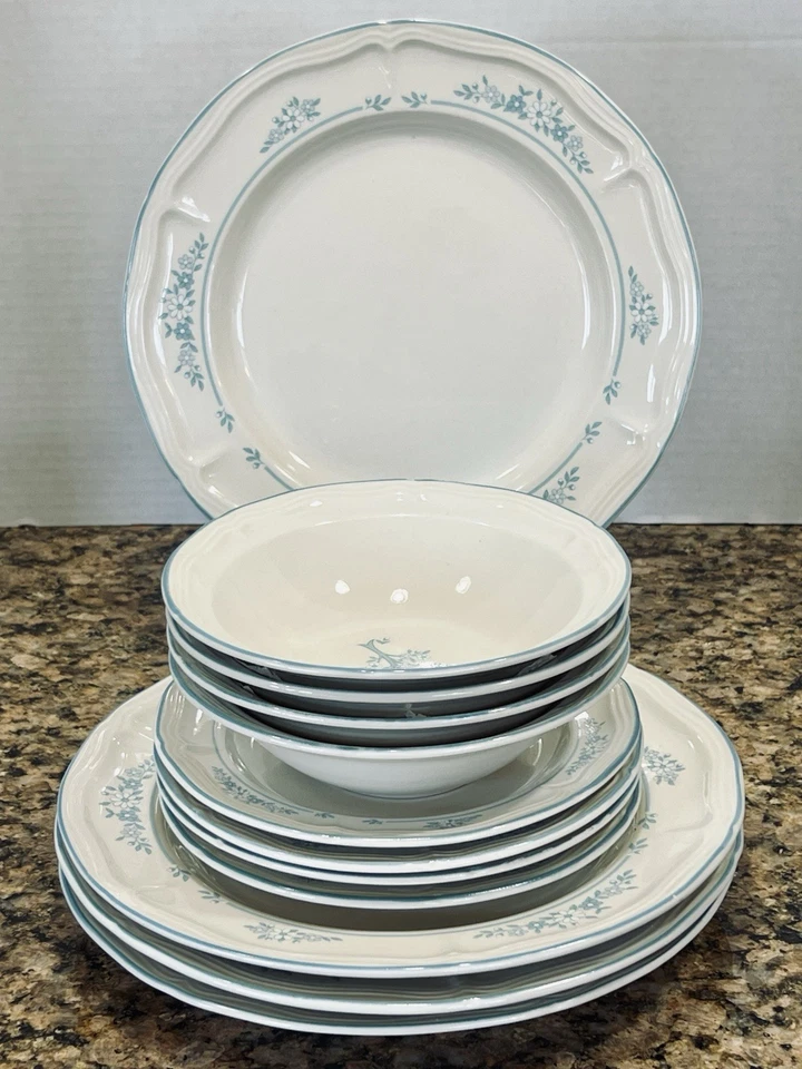 Juego de 12 piezas de viñedo de gres ladrillo 4 cenas, 4 ensaladas, 4 cuencos azul floral Foto 1 de 4