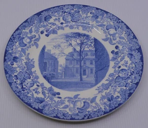 1927 WEDGWOOD HARVARD UNIVERSITY PLATE, MOWER HALL, HOLDEN CHAPEL, 10 3/8 IN. - Picture 1 of 5