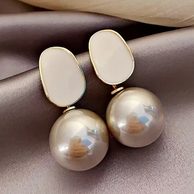 Par de elegantes pendientes vintage de perlas de imitación para mujer grises Foto 1 de 2