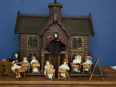 Старинный кукольный домик. Уникальная редкая викторианская готическая часовня школа около 1860 г. - Изображение 1 из 4