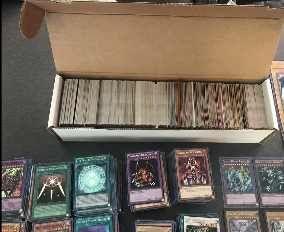 1000 TARJETAS YUGIOH COLECCIÓN INSTANTÁNEA ENORME LOTE CON 100 LÁMINAS HOLO Y ¡RARAS! Foto 1 de 1