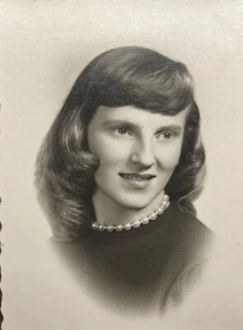 Hermosa collar de perlas de mujer niña con foto instantánea vintage - Imagen 1 de 2