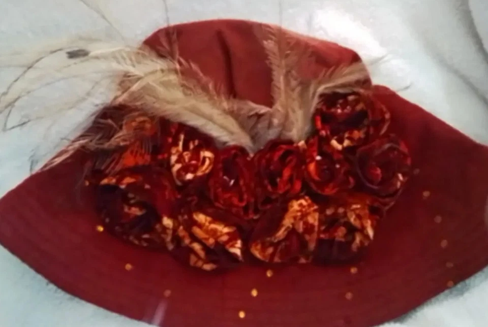 Sombrero único de terciopelo rosas rojas y amarillas borde grande que se mantiene hasta la talla M Foto 1 de 4