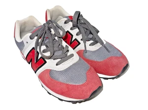 Scarpe sneakers New Balance rosso grigio retrò giovani bambini taglia 6 donna taglia 7,5 - 8 - Foto 1 di 9