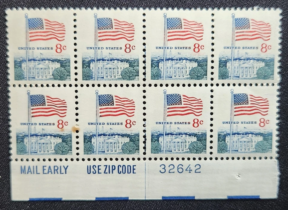 US Scott 1338F - Flag & White House - MNH - 1971 Issue - Block of 8 - Image 1 of 1