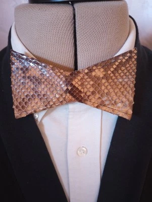  Piel de pitón tostada, clip, pajarita  Foto 1 de 4