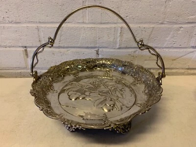 Antigua cesta nupcial Wilcox plateada decorada con flores con regalo de boda grabado Foto 1 de 4