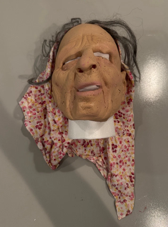 Máscara de látex Zagone Studios Nana con pañuelo hecha en EE. UU. Vieja dama Halloween Foto 1 de 4
