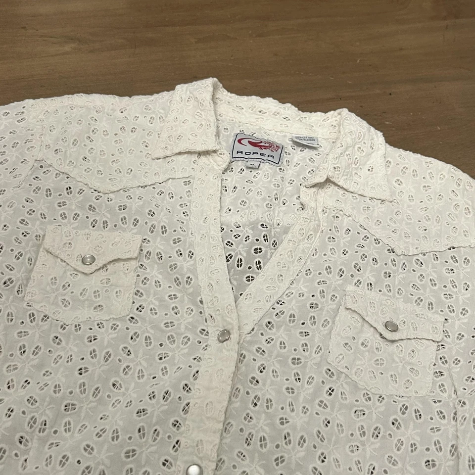 Camisa Roper Feminina XL Branca Ilhós Renda Western Pérola Botão de Pressão Blusa - Imagem 1 de 4