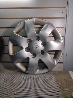 2007 - 2010 Hyundai Entourage Hub Cap 52960-4J200 16" - Image 1 of 4