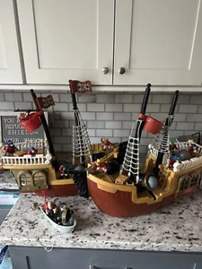 2 Fisher Price Great Adventures Piratenschiff plus Boot Figuren Kanone 1994 - Bild 1 von 8