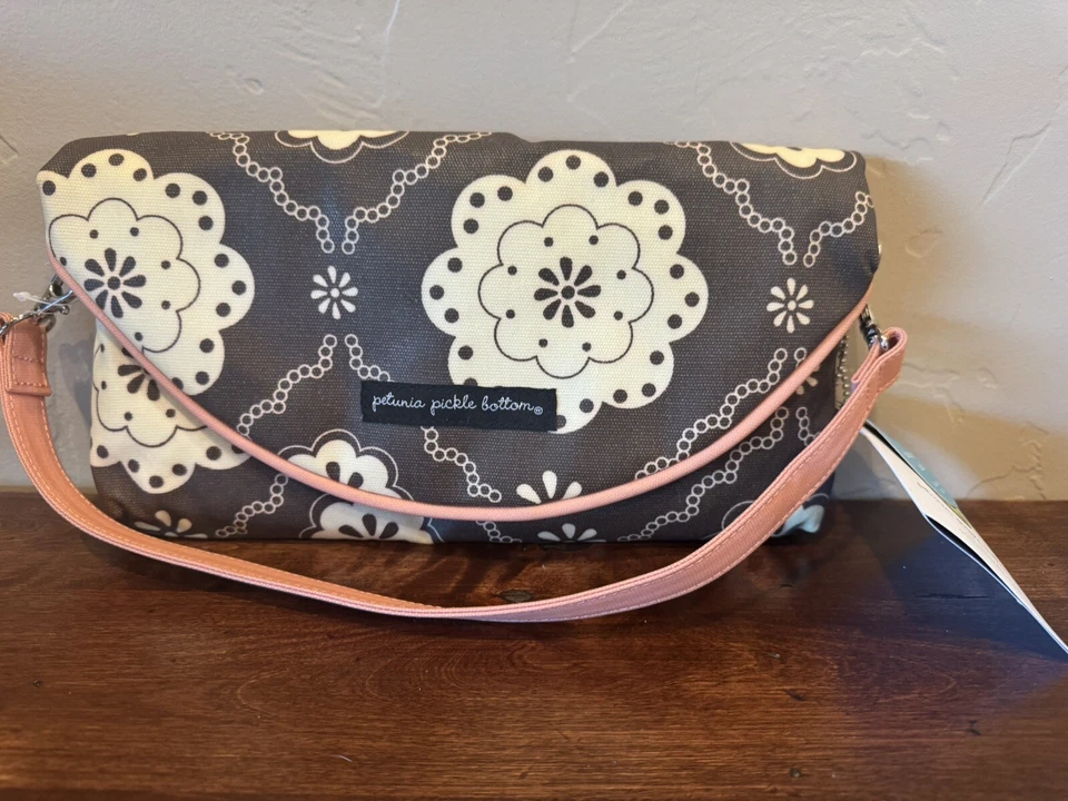 Petunia Pickle Bottom “Breakfast In Belfast” Change It Up Clutch W/ Changing Pad - Imagem 1 de 4